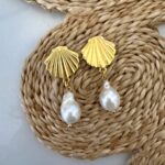 Baroque pearl earrings - Gold tone Clam